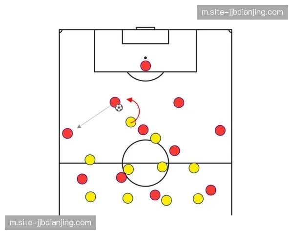 尼斯中场三人跑动体系切断传球路线 防守专注度维持阵型完整